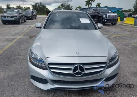 2015 Mercedes-Benz C 300 z USA, uszkodzony, nr VIN 55SWF4JB1FU077291